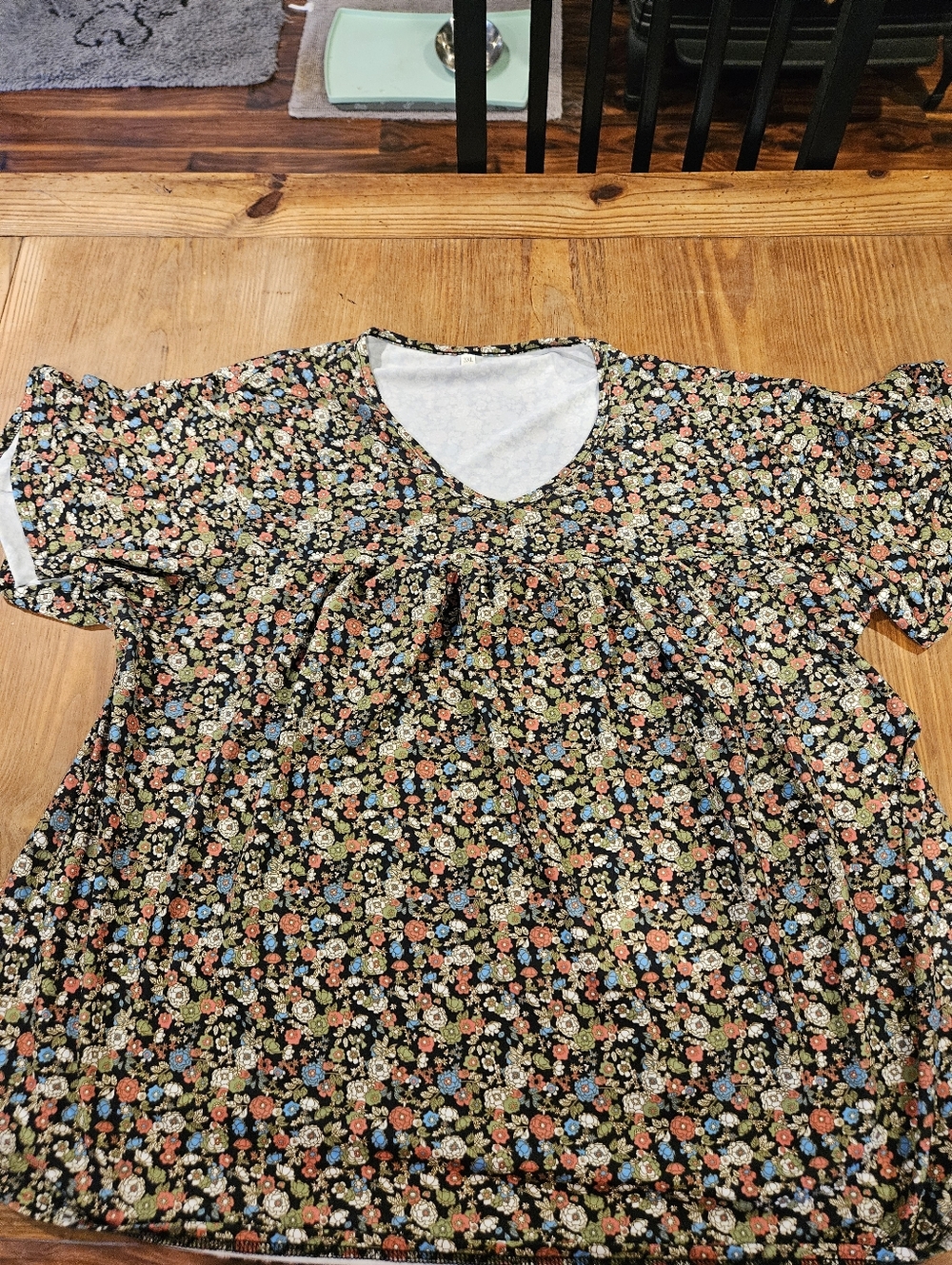 Source Unknown Black Floral V-Neck Short Sleeve Top